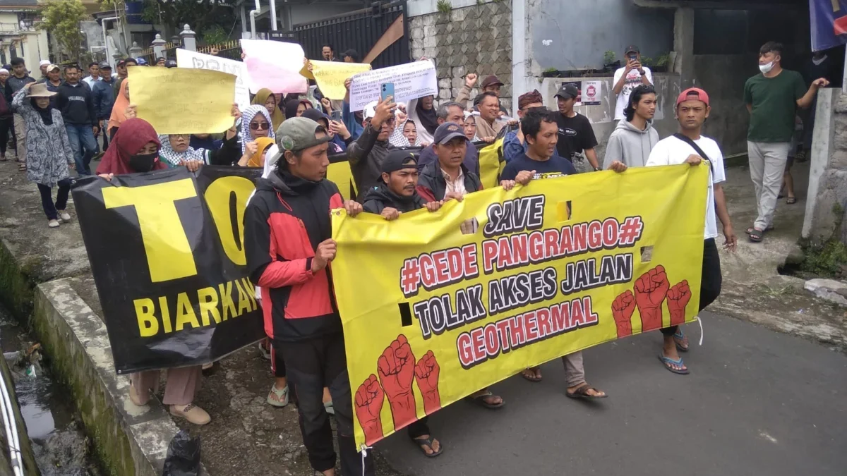 Warga yang tergabung dalam Aliansi Masyarakat Gede Pangrango menyatakan sikap tolak proyek geothermal. (des)