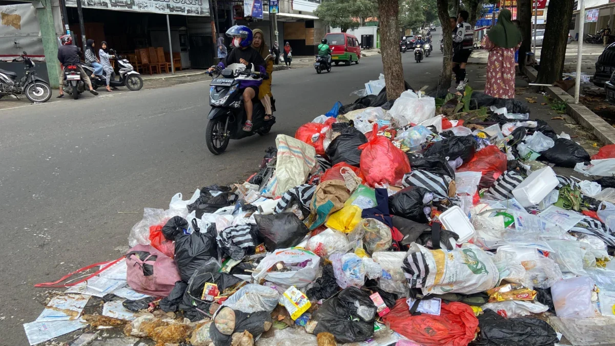 Imbas Perpindahan TPAS ke Mekarsari Cikalongkulon, Sampah Menumpuk di Sejumlah Ruas Jalan Tumpukan Sampah di Cianjur
