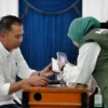 Bey Machmudin menunaikan zakat melalui Baznas