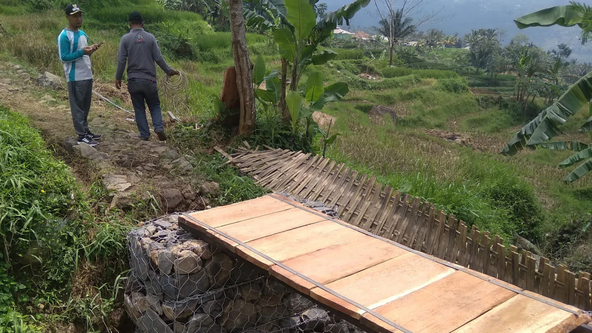 Jembatan penghubung kampung