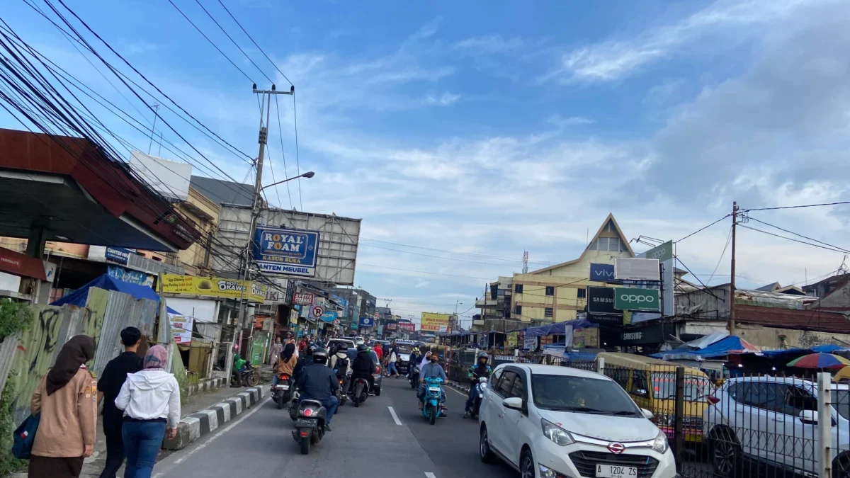 kontraflo di depan pasar cipanas