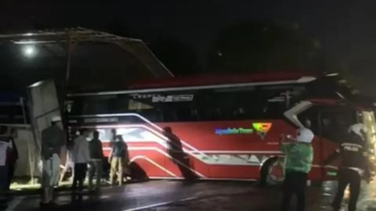 Bus terperosok