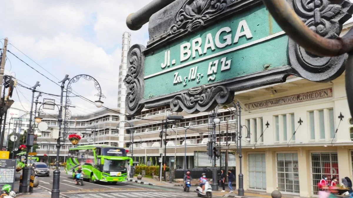 Pemkot Bandung mulai menerapkan Braga Bebas Kendaraan setiap akhir pekan. Cek Lokasi parkirnya.