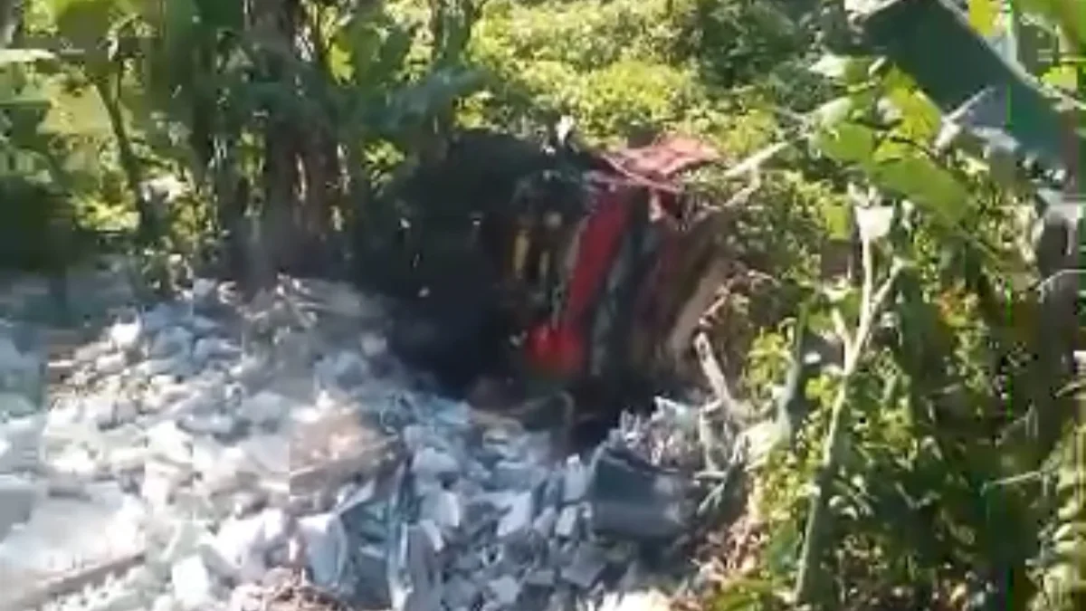 Nekat Melaju dengan Kecepatan Tinggi, Truk Bermuatan Hebel Terjun ke Sungai