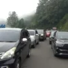 antrean kendaraan di puncak pass