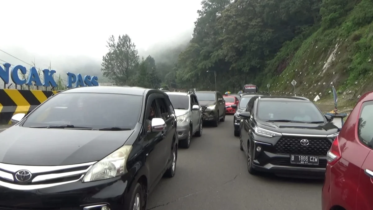 antrean kendaraan di puncak pass