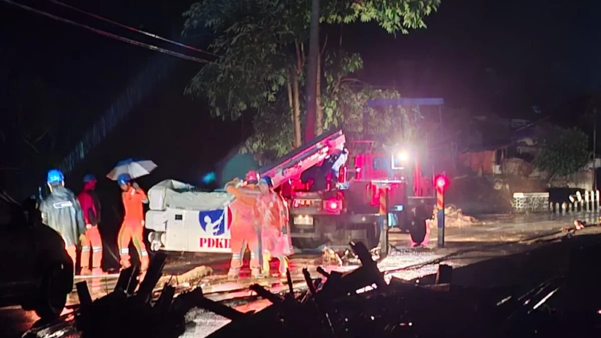 128.804 Pelanggan di Jawa Barat yang Terdampak Bencana Banjir dan Longsor Dapat Akses Listrik Kembali PLN