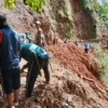 Warga Perbaiki Saluran Irigasi Rusak