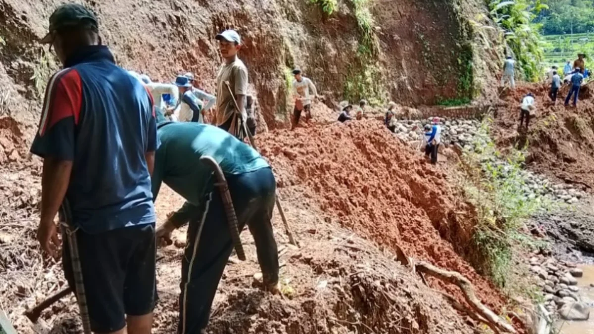 Warga Perbaiki Saluran Irigasi Rusak