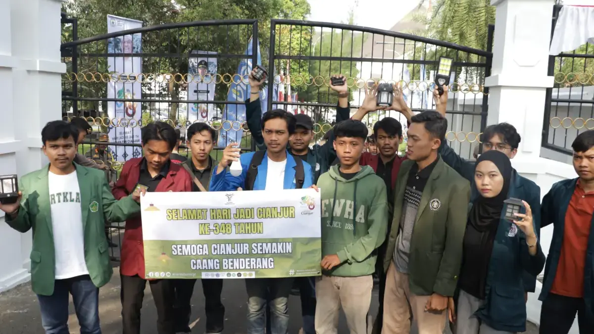 Ketua BEM se-Cianjur Sindir Dugaan Korupsi PJU, Tenteng Lampu Mati di Hari Jadi Cianjur ke-348