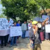 Diduga Kades Lakukan Pelecehan, Warga yang Geram Mendemo Kantor Desa Sukaraharja