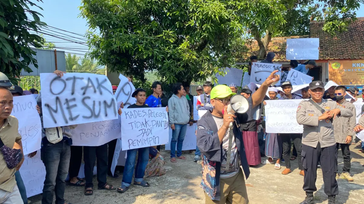 Diduga Kades Lakukan Pelecehan, Warga yang Geram Mendemo Kantor Desa Sukaraharja