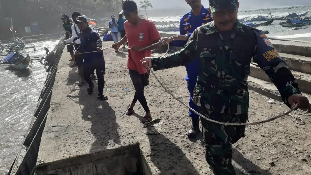 Dihantam Ombak Besar Pantai Jayanti, 67 Perahu Nelayan Tenggelam dan Rusak