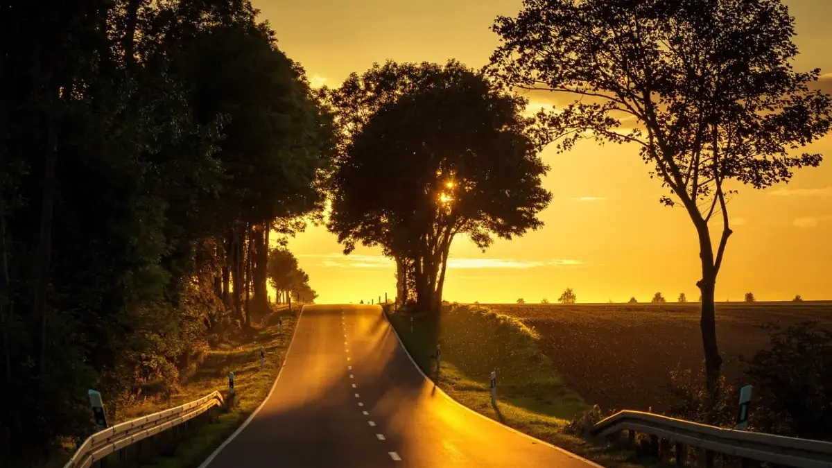 7 Tips Aman Naik Motor