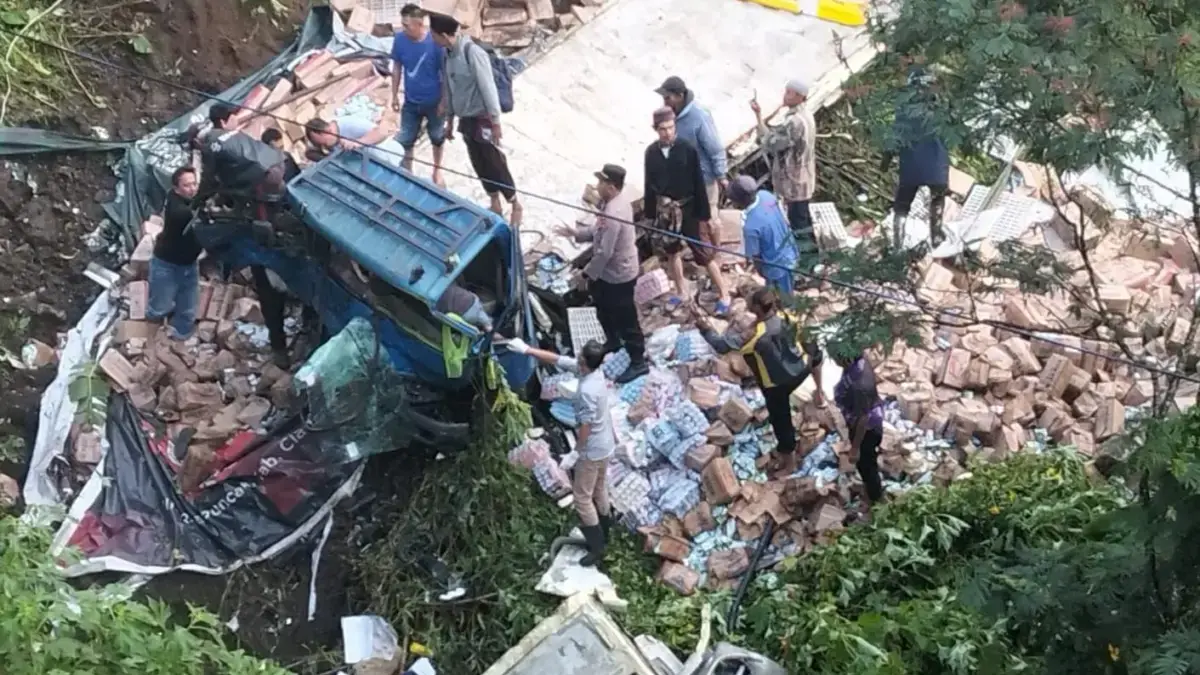 Truk Boks Terjun ke Jurang Sedalam 20 Meter di Puncak Cipanas