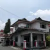 Kantor Pusat Lembaga Keuangan Mikro (LKM) Akhlakul Karimah, di Jalan Komplek SMPN 1 Nomor 2–4, Cianjur.