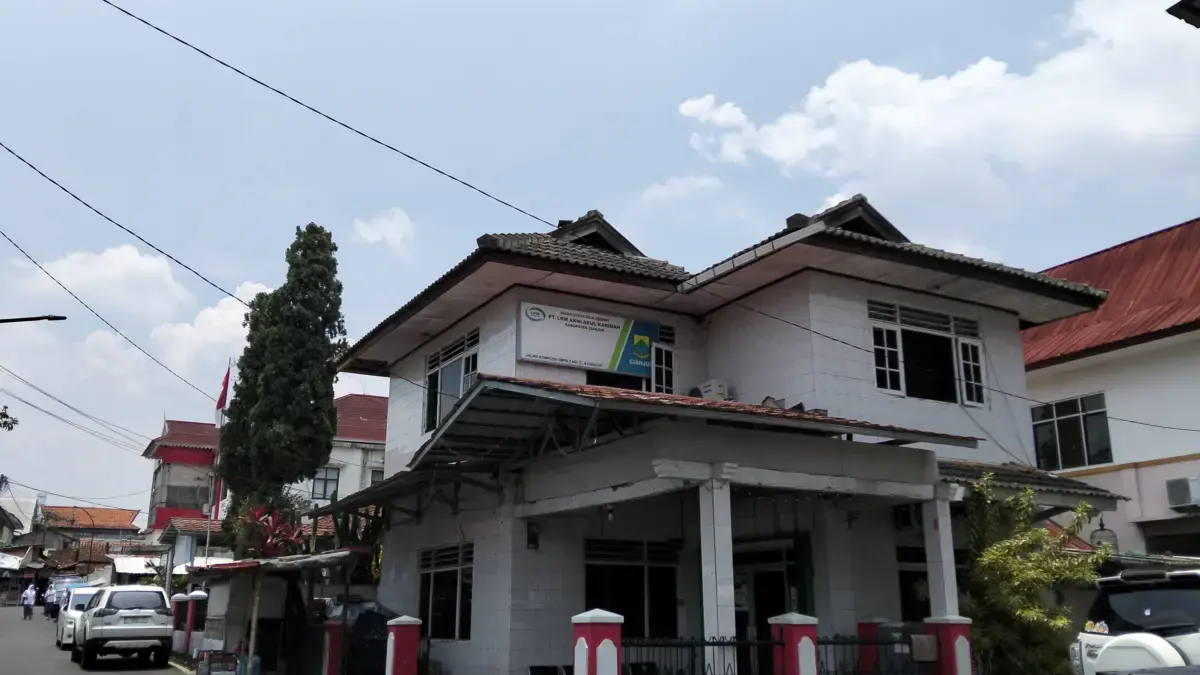 Kantor Pusat Lembaga Keuangan Mikro (LKM) Akhlakul Karimah, di Jalan Komplek SMPN 1 Nomor 2–4, Cianjur.