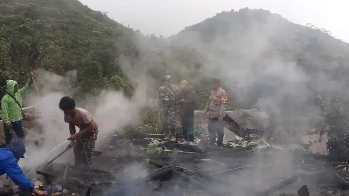 Rumah panggung terbakar