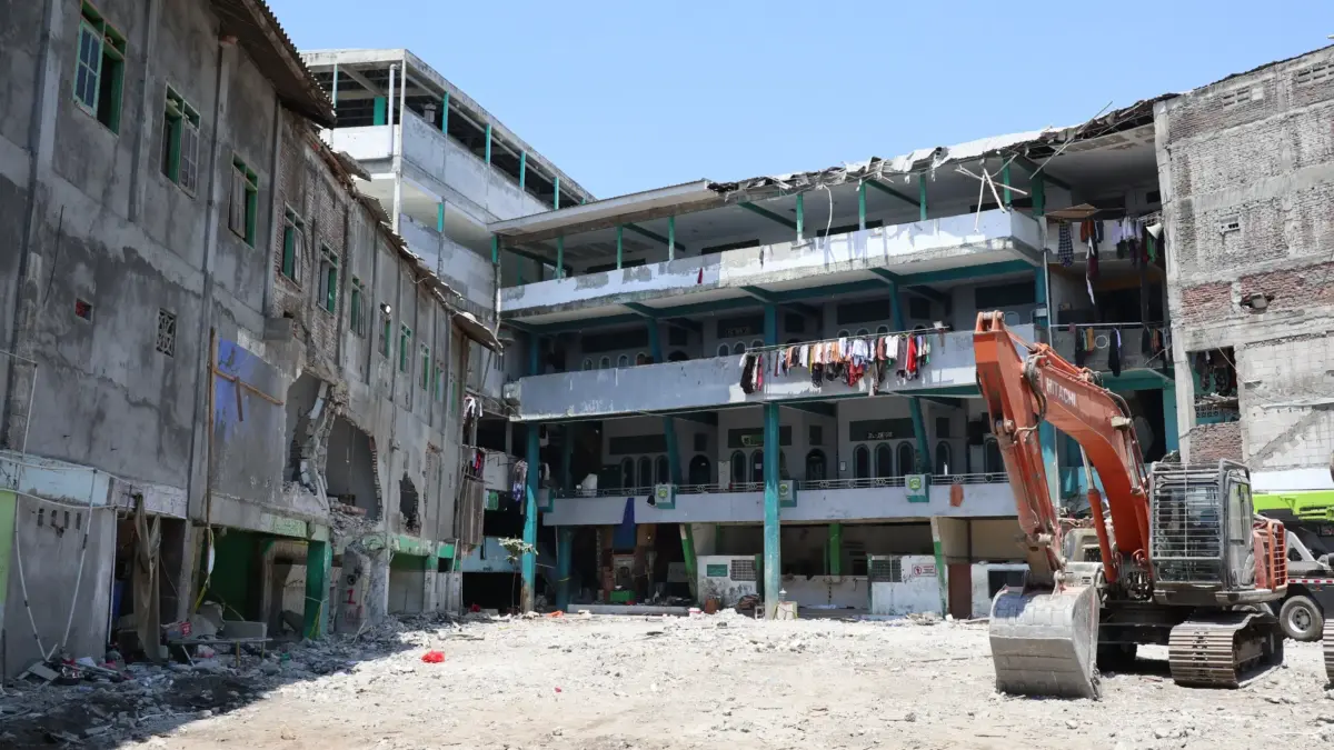 Petugas membersihkan puing reruntuhan Musala Pondok Pesantren Al Khoziny