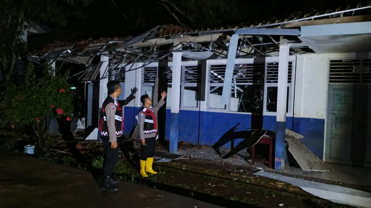 Disdikpora Sebut Sejumlah Sekolah di Cianjur Terdampak Hujan Deras dan Angin Kencang Bangunan SMPN 1 Sukaluyu yang rusak akibat curah hujan dan angin kencang