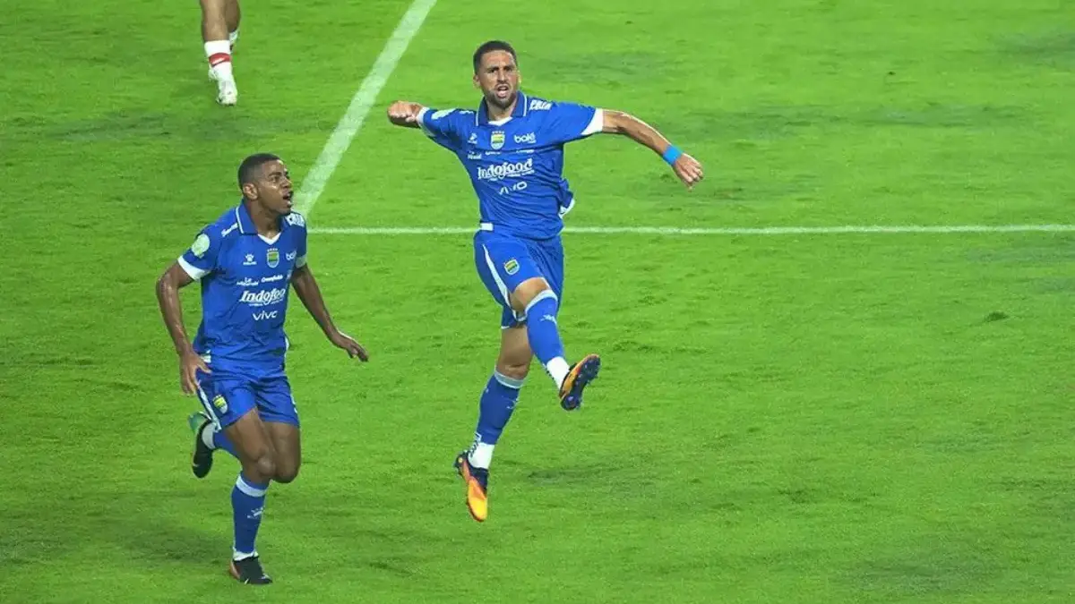 Drama VAR Warnai Babak Pertama, PERSIB Unggul Tipis atas Persis Solo PERSIB