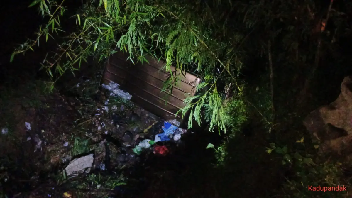 Minibus Terjun ke Jurang di Cijati, Pengemudi Selamat Setelah Melompat