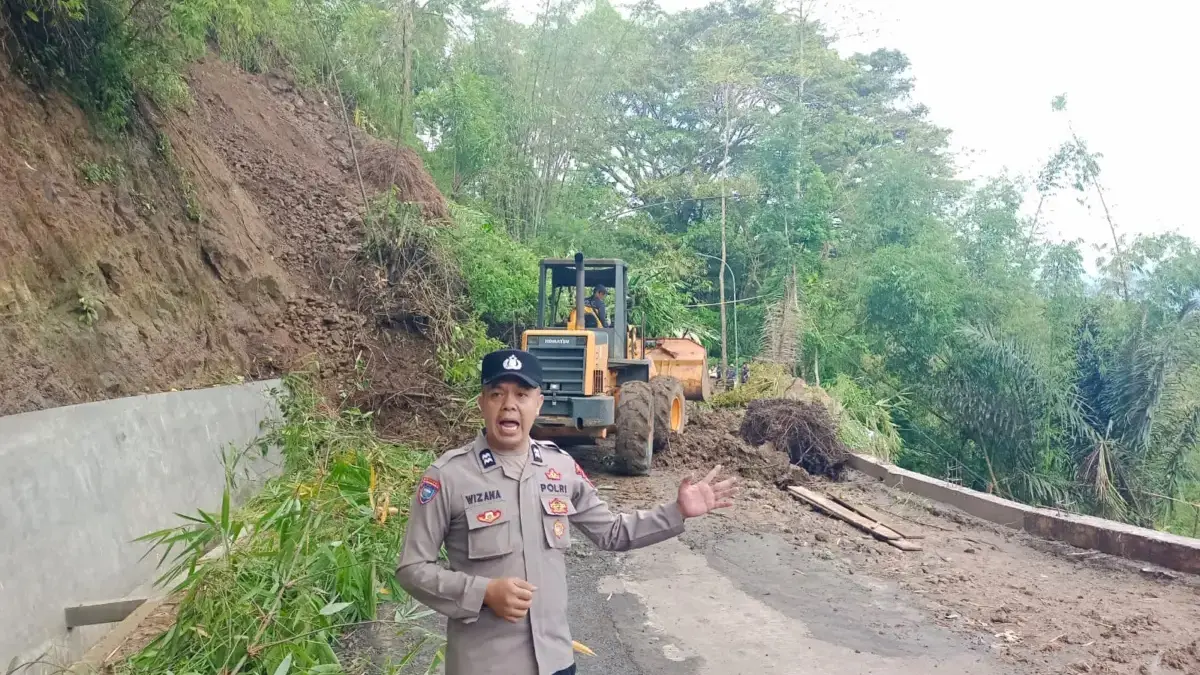 Tebing Setinggi 15 Meter di Kecamatan Tanggeung Cianjur Longsor dan Tutup Akses Jalan Longsor