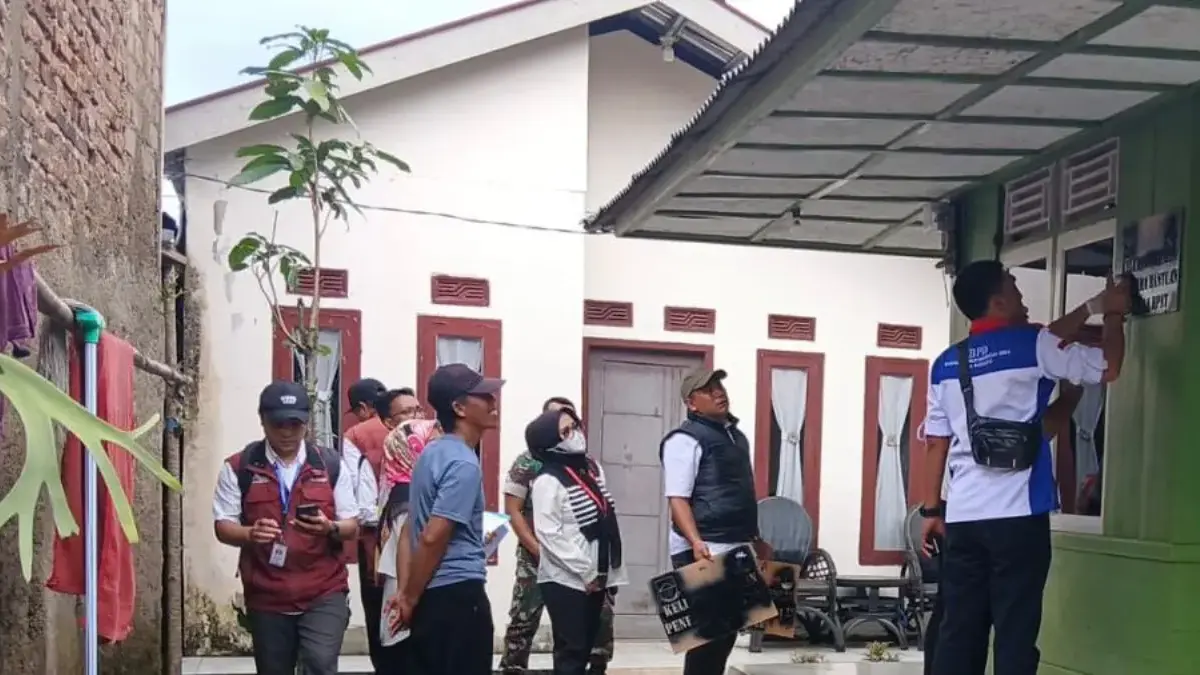 Dinsos Cianjur Pasangi Stiker Rumah Penerima Bansos