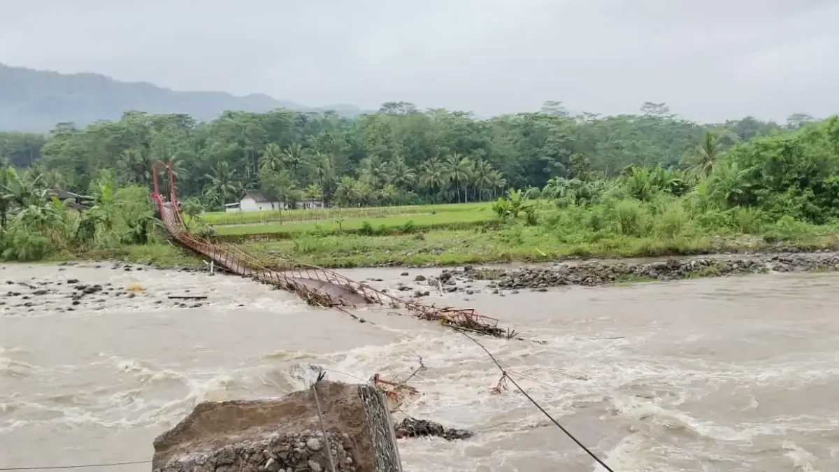 Jembatan Putus, Siswa di Kecamatan Tanggeung Cianjur Tempuh Lima Kilometer ke Sekolah jembatan putus