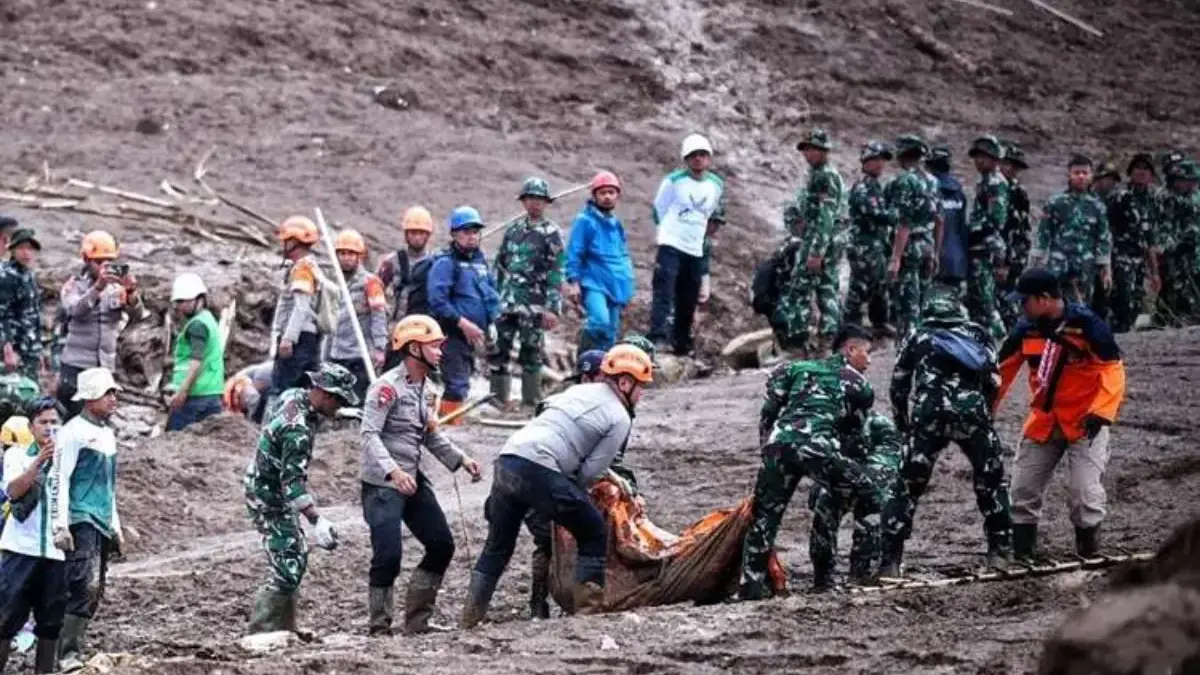 Tim Gabungan Terus Lakukan Pencarian Korban Longsor di Dua Desa Bandung Barat Tim Gabungan