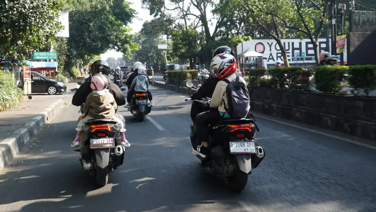 Berboncengan