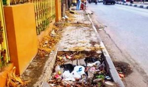 Trotroar Jadi Tempat Sampah