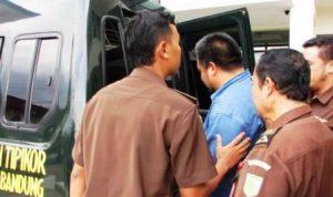 Terkait Dugaan Korupsi Dana Hibah Pemda, Kejaksaan Tahan Aloy Aloy Suryana - bandung ekspres