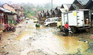 Jalan Rusak Serupai Kolam Jalan Raya Pasar Sukajadi