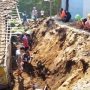 Longsor Hancurkan Tiga Rumah