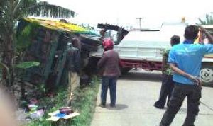 Truk Terguling- bandung ekspres