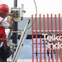 Seorang petugas dari PT Telkom sedang memperbaiki jaringan kabel