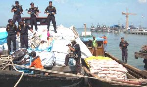 Gagal Selundupkan 800 Bal tangkapan balpres (pakain bekas) dan beras asal Batam - bandung ekspres