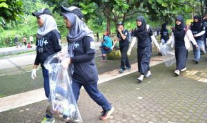 Aksi Pungut Sampah - bandung ekspres