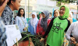 Atalia Kamil meninjau stand yang berada pada gelaran Step On Twelve - bandung ekspres