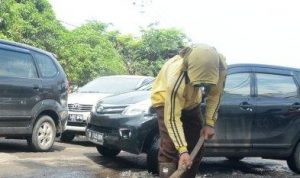 PERBAIKAN JALAN RUSAK