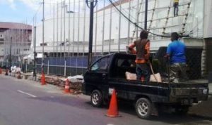 Petugas memperbaiki PJU di kawasan Asia Afrika -bandungekspres