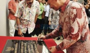 Wakil Wali Kota Cimahi Sudiarto menandatangani prasasti Bank Sampah - bandung ekspres