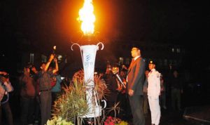 3.000 Siswa Pawai Obor Wali Kota Bandung Ridwan Kamil usai menyalakan obor peringatan Bandung Lautan Api yang ke-49
