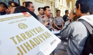 ekspose terkait atribut ISIS yang disita dari siswa SMK Jambi- bandung ekspres