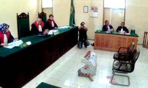 kasus penebangan tujuh batang kayu jati Asyani - bandung ekspres