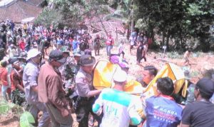 Longsor Sukabumi Telan 12 Jiwa longsor sukabumi