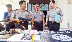 Barbuk Atribut ISIS