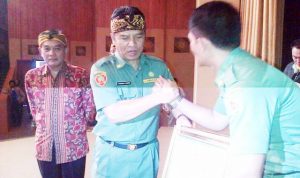 Bupati didampingi ketua DPRD menyerahkan simbolis kepada peraih medali