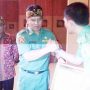 Bupati didampingi ketua DPRD menyerahkan simbolis kepada peraih medali